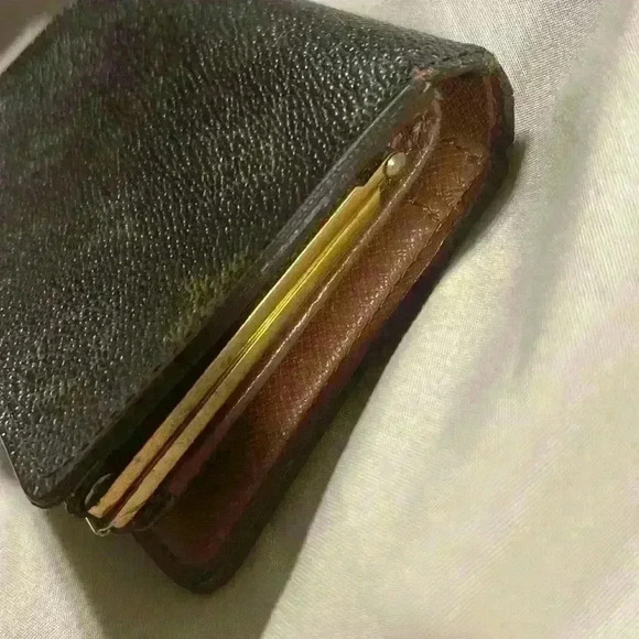 Louis Vuitton Kiss Lock Wallet - Picture 5 of 15